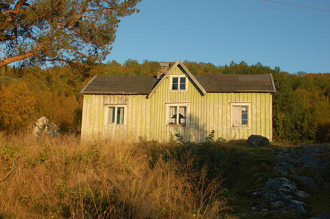 Fra huset på Duvvo/Tuva er det god utsikt mot Glimmapollen. Foto: Oddmund Andersen