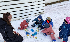 Innhavet Barnehagens småbarn laget is-skulpturer i de samiske farger