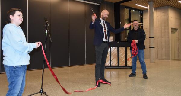 ordførar klipper snor. Foto