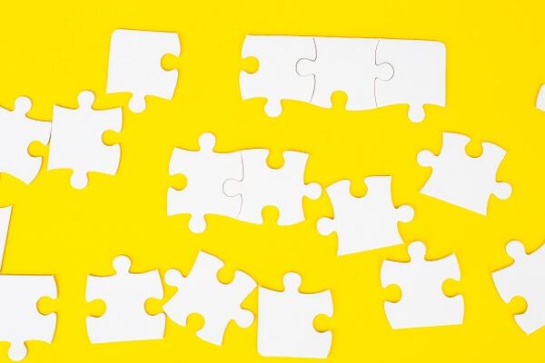 Puslebiter på gul bakgrunn