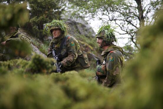 Bilde av soldater ute i skogen