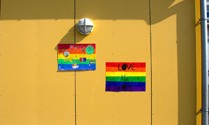 Pride Oppeid skole plakater på veggen