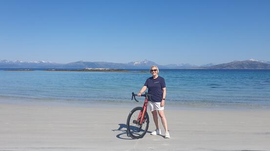 Varaordfører Ann Irene Sæter med ARNsykkelen på strandtur