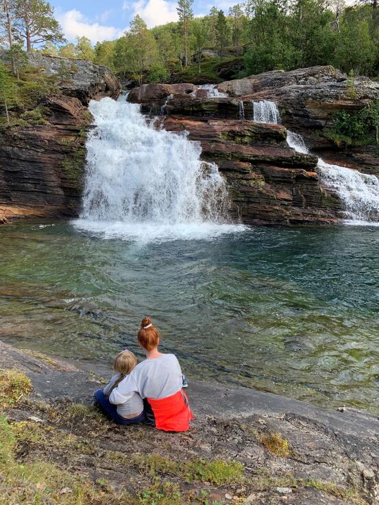 Foss, med to mennesker som sitter og ser utover