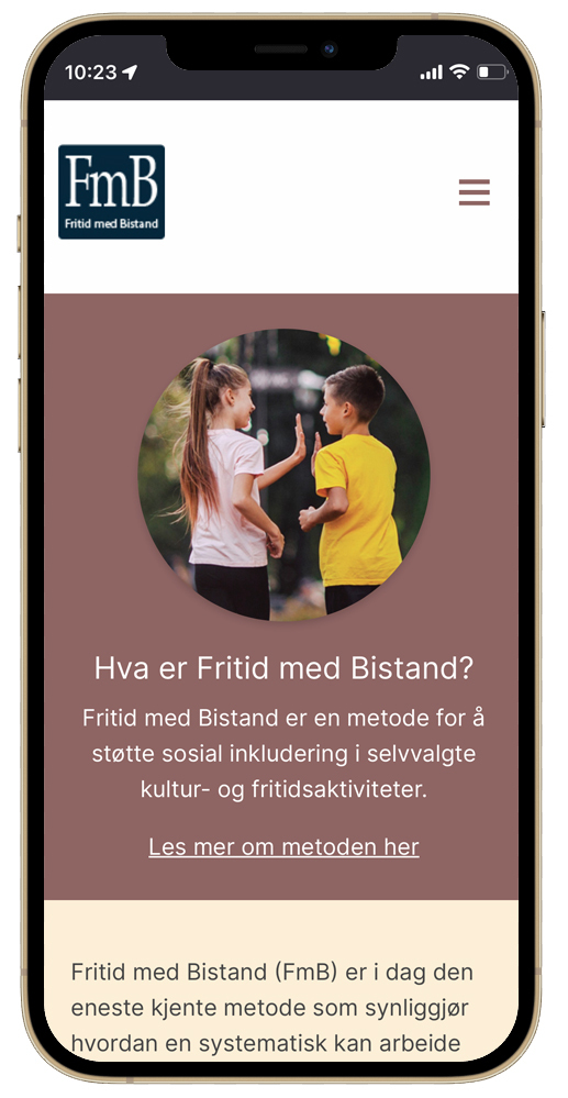 Bilde som viser smarttelefon med nettsiden fritidmedbistand.no