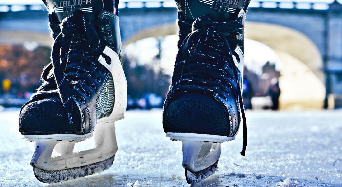 Et par skøyter på isen