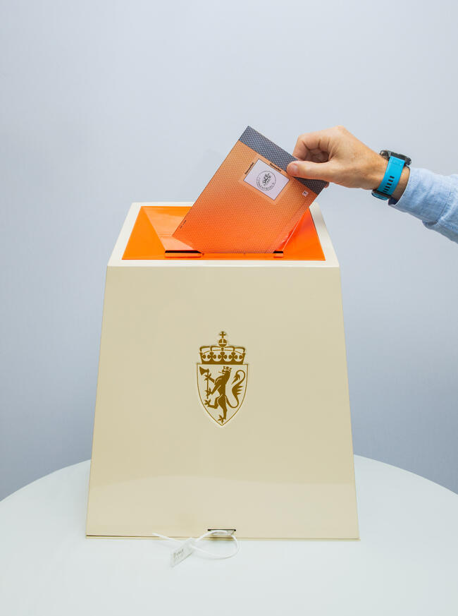 Stemmeseddel i urne