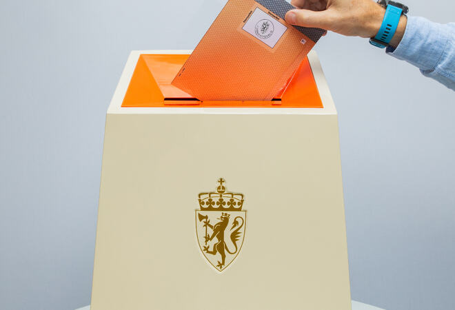 Stemmeseddel i urne