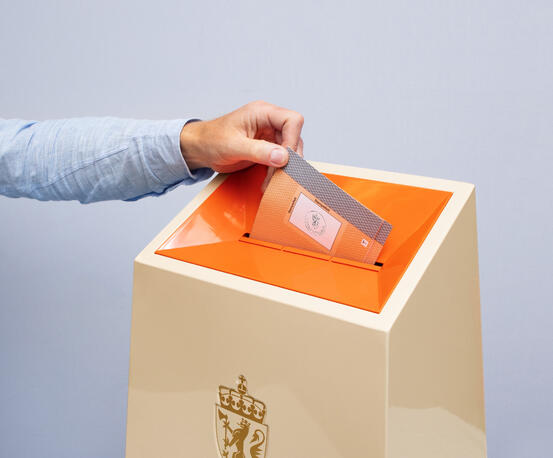 Stemmeseddel i urne