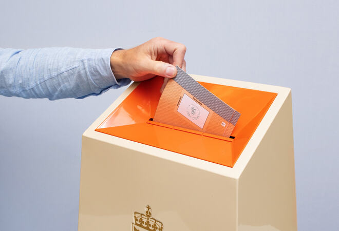 Stemmeseddel i urne