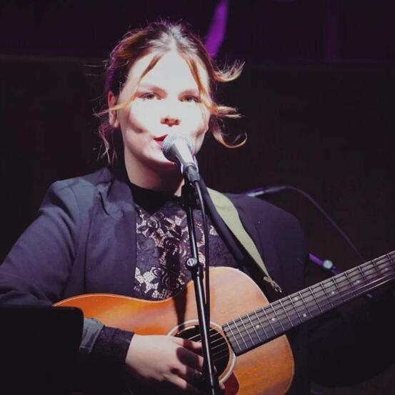 Ronja Katrin Larsen med gitar