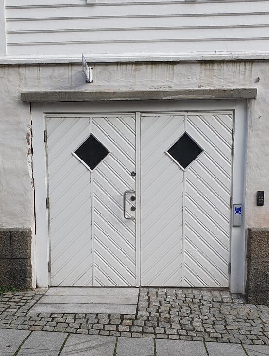 Bilde av dørene til det offentlige toalettet i Torvgaten