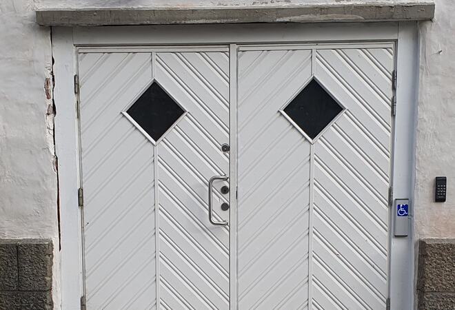 Bilde av dørene til det offentlige toalettet i Torvgaten