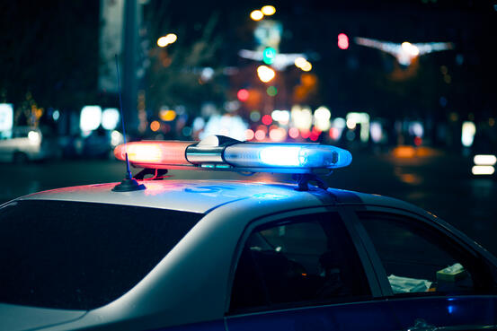 Politibil med blinkende rødt og blått lys