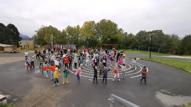 Elever fra Oppeid skole danser Blime dans