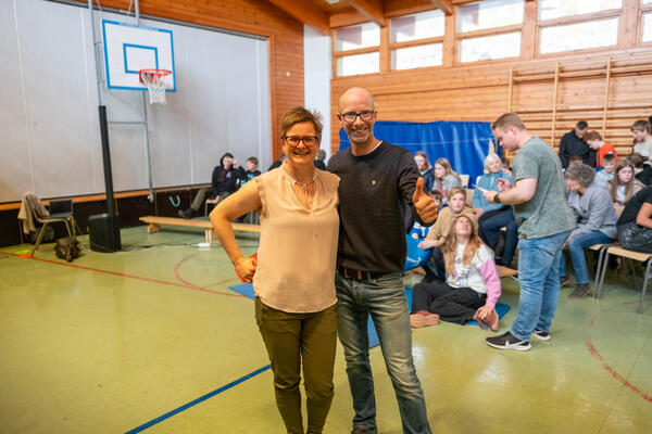 Linda Liljevangen og Arnt Jakobsen har sammen med resten av ansatte på skolen jobbet målrettet for å bli en dysleksivennlig skole. Foto: Øivind Arvola
