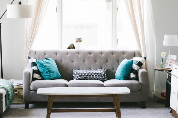 sofa med puter i ei stue. foto