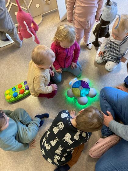 Barn og vaksen leiker med digitale verktøy