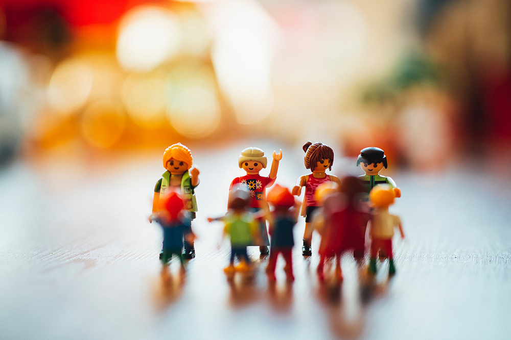 Bilde av en gruppe playmobil-figurer, noen voksne noen barn