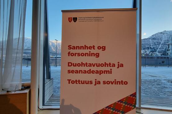 Plakat med logo Troms og Finnmark fylkeskommune pluss Sannhet og forsoning på norsk, samisk og kvensk