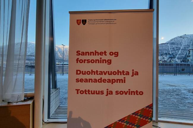 Plakat med logo Troms og Finnmark fylkeskommune pluss Sannhet og forsoning på norsk, samisk og kvensk