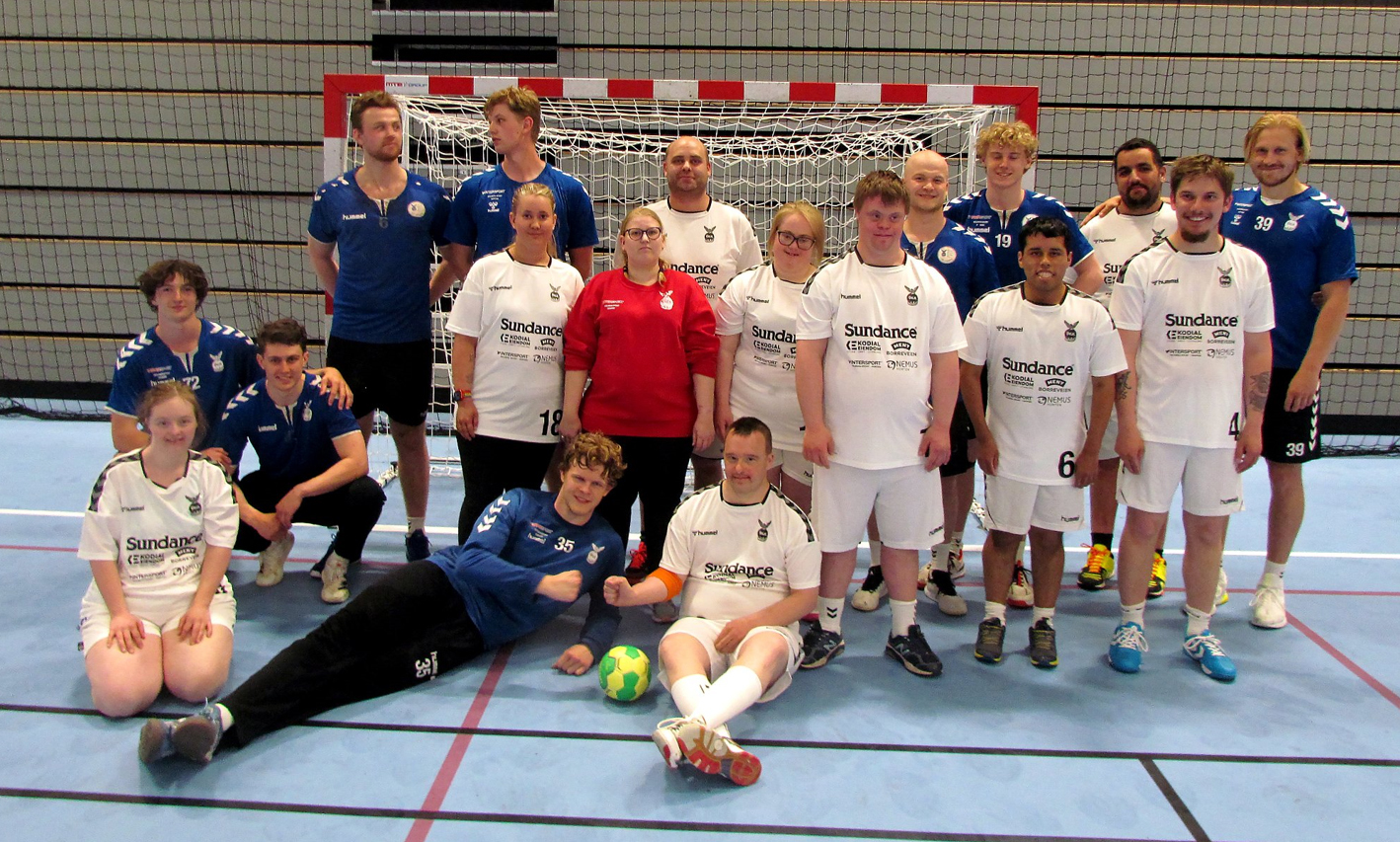 Bilde av Borre Allsport og håndballklubben Falk som møtes på felles arena. Borre Allsport tilbyr inkluderende aktivitetstilbud for mennesker med utviklingshemming