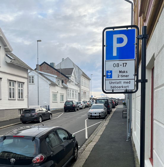 bilde av parkeringsskilt med unntak for beboerkort