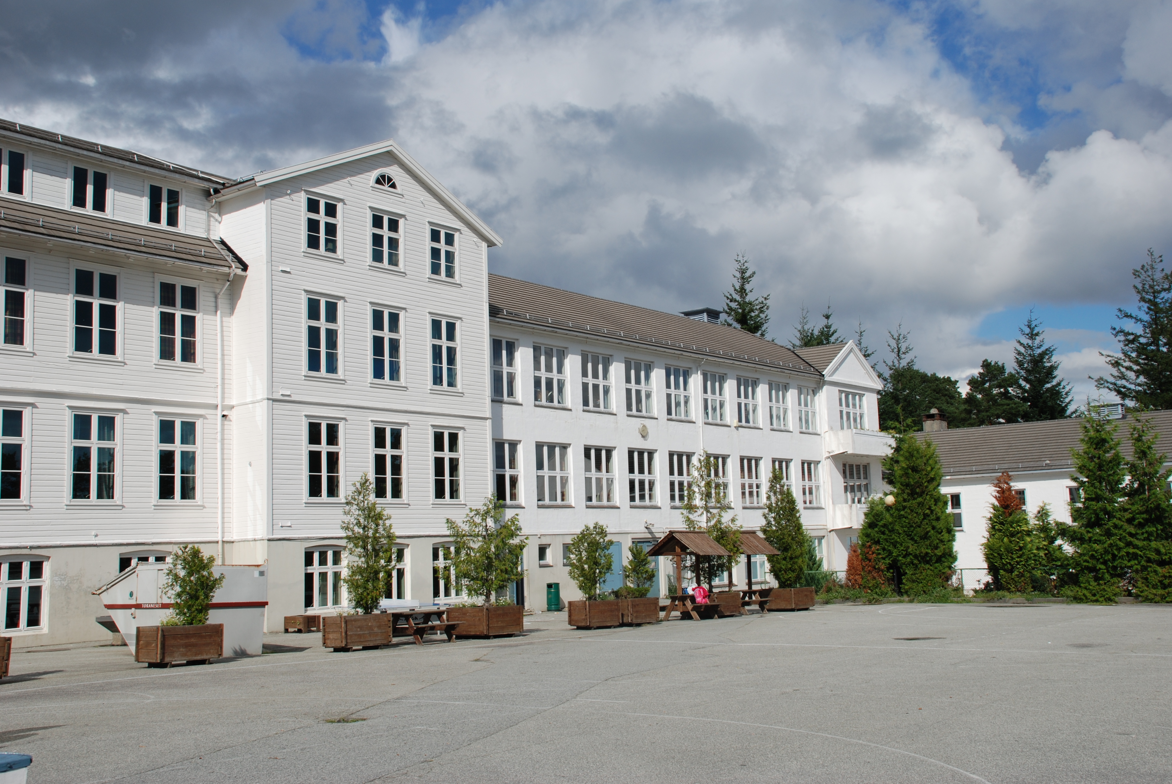 Leirvik skule fasade i front