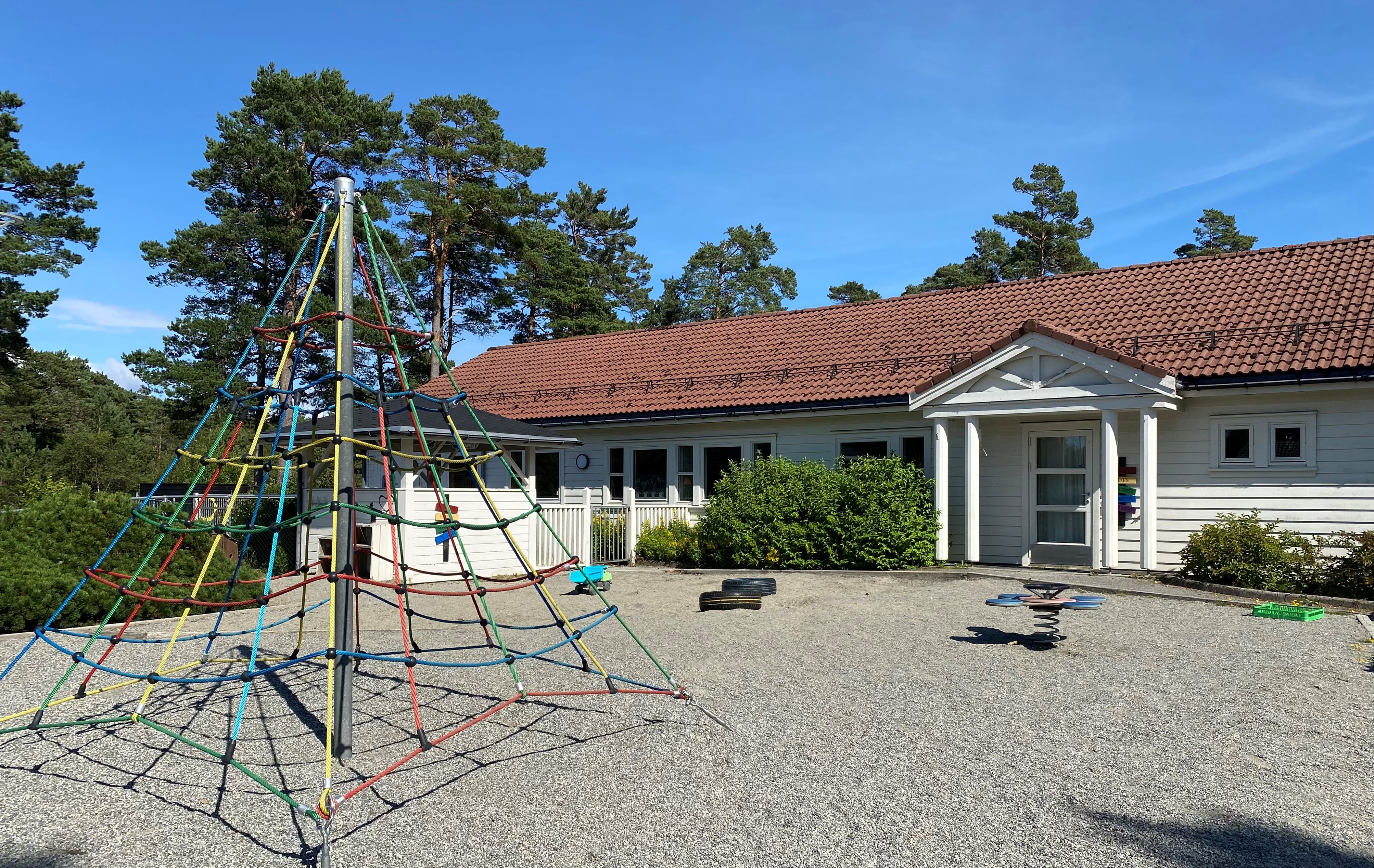 leikestativ forran Tjødnalio barnehage