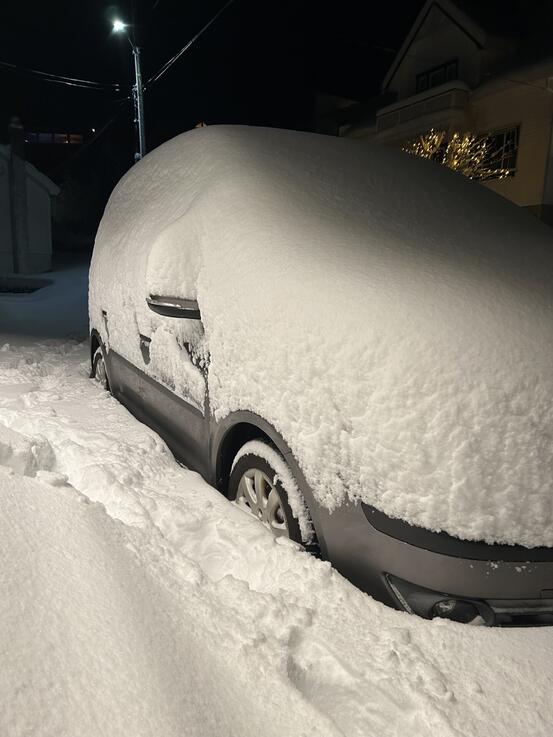bilde av bil dekket med veldig mye snø