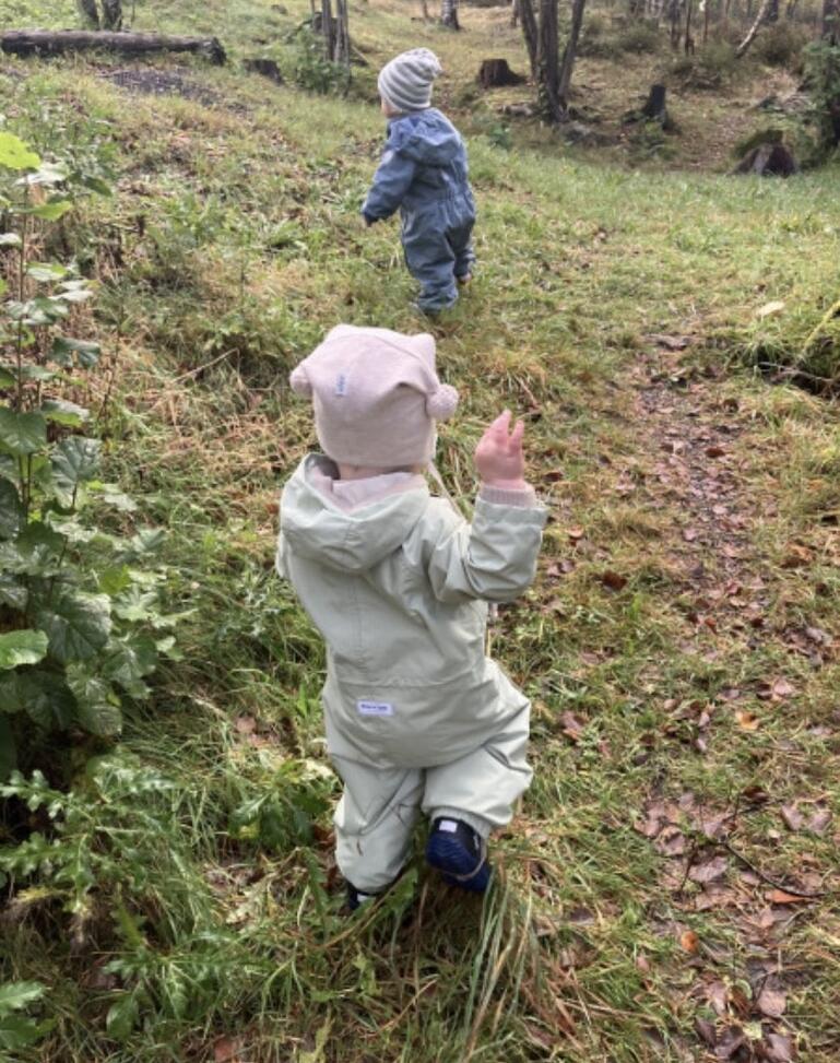 Barn på tur i skogen
