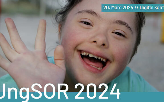 Ingressbilde til artikkel om UNGSOR 2024. Foto som viser en glad jente med Downs syndrom som holder hånden opp til hilsen