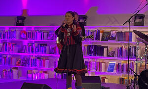 Artisten Risstin fra Drag i Hamarøy framførte en vakker låt av Mari Boine til HM Dronning Sonja og øvrige gjesteri Stormen bibliotek