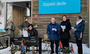 Solister Håkon Amundsen, Olha Kupavchenko og Wenche Wold synger Samisk nasjonalsang