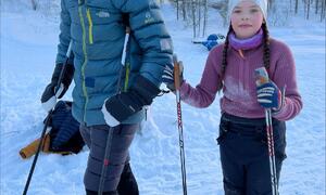 En mann og ei jenta på ski