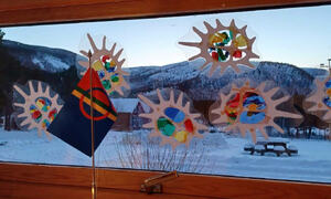 Kunst med samiske farger på vindue