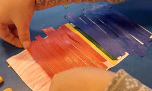 Barn lager kunst med samiske farger