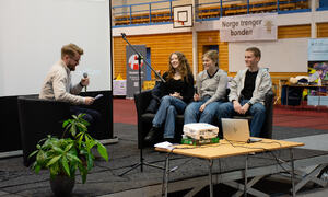 Johannes Sandberg, Una Svalbjørg, Maja Åsbakk og August Fredriksen sitter på scene og prater