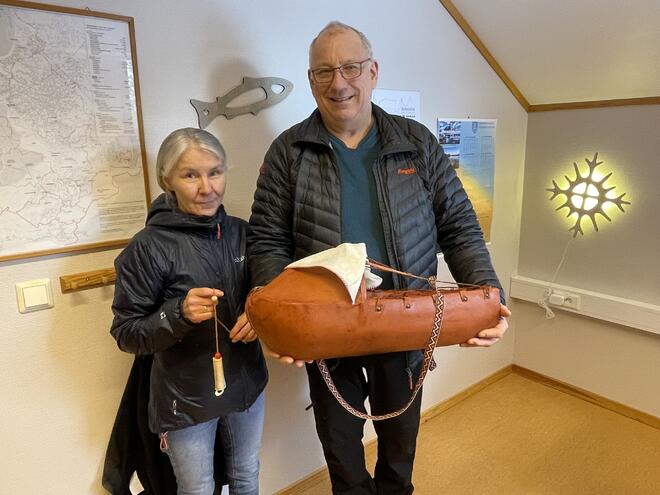 Åse og Paul Gælok har laget Gierggam/komse og Nállogoahte/nålehus. Foto: Hamarøy kommune