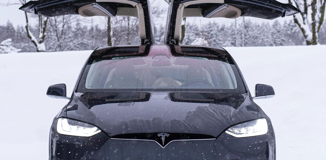SVINDYRT: Om du lader 50 kWh hjemme og strømprisen er på 10 kroner per kWh, koster det deg 144 kroner. Om du lader på hytta, koster den samme ladingen deg 693 kroner!  Foto: Ivan Kazlouskij/Unsplash