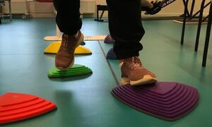 føtter går på puter på gulvet for å trene balanse