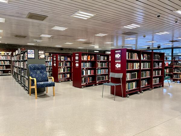 Bibliotek, hovudbiblioteket i Leirvik, bokhyller, bøker, stoler, utstilling av bøker