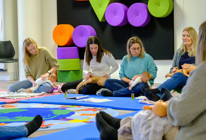 Babymassasje:  Helsesykepleiere og ansatte i Familiens hus har blitt sertifisert som babymassasjeinstruktører. Her øves det med dukker. Foto: Øivind Arvola