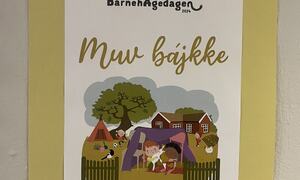 Illustrasjon med hus og trær ord på samisk