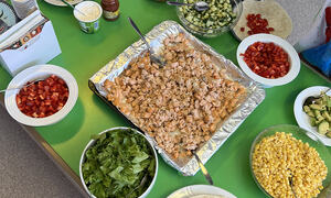 Kjøttdeig, agurk, pprika, tomat, mais, levser, rømme og salsa står på bordet