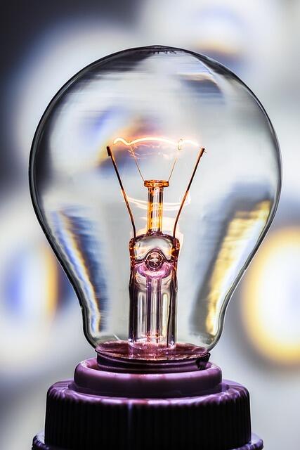 Bilde av en lyspære med lys i.