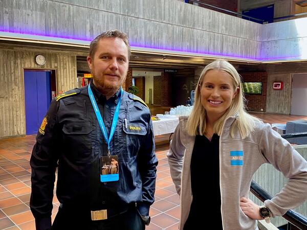 Kaja Haugen, fylkeskoordinator i Antidoping Norge, saman med Nils Blikra frå politiet. Foto: Torill Elen Rønnekleiv