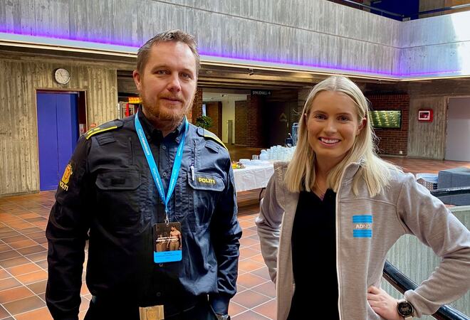 Kaja Haugen, fylkeskoordinator i Antidoping Norge, saman med Nils Blikra frå politiet. Foto: Torill Elen Rønnekleiv
