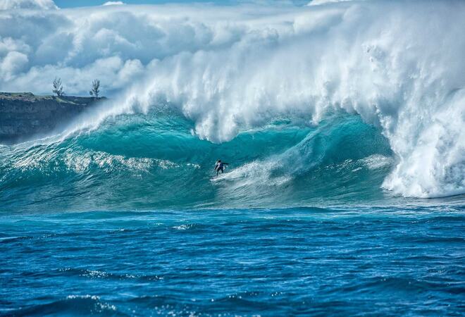 Bilde av en surfer i bølger