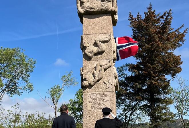 Varaordfører Hals og Danielsen i full honnør ved minnesmerket på Møllerhaug